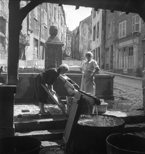 Scène de lessive au lavoir, s.d. [années 1960 ?].  © Région Bourgogne-Franche-Comté, Inventaire du patrimoine