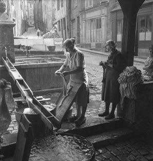 Scène de lessive au lavoir, s.d. [années 1960 ?].  © Région Bourgogne-Franche-Comté, Inventaire du patrimoine