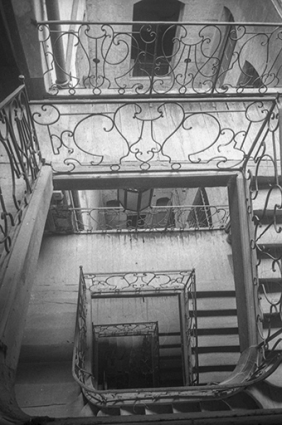 Vue plongeante sur la cage d'escalier (cadrage vertical), s.d. [vers 1960]. © Région Bourgogne-Franche-Comté, Inventaire du patrimoine