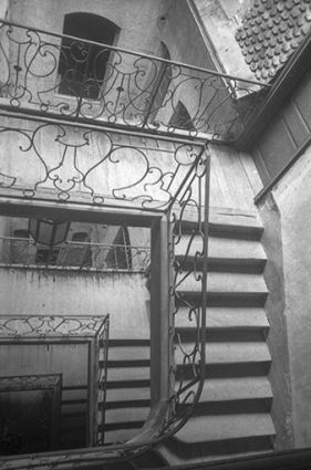Vue plongeante sur la cage d'escalier, s.d. [vers 1960]. © Région Bourgogne-Franche-Comté, Inventaire du patrimoine