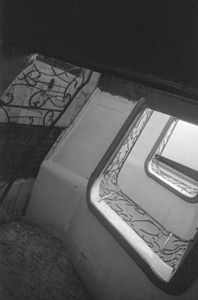 Vue en contre-plongée de la cage d'escalier, s.d. [vers 1960]. © Région Bourgogne-Franche-Comté, Inventaire du patrimoine