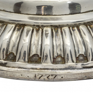 Détail : date gravée sur le pied. © Région Bourgogne-Franche-Comté, Inventaire du patrimoine Détail : date gravée sur le pied. © Région Bourgogne-Franche-Comté, Inventaire du patrimoine