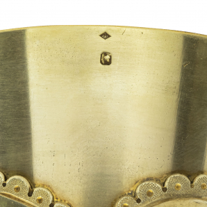 Détail : poinçons sur la coupe du calice. © Région Bourgogne-Franche-Comté, Inventaire du patrimoine Détail : poinçons sur la coupe du calice. © Région Bourgogne-Franche-Comté, Inventaire du patrimoine