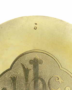 Détail : revers de la patène. © Région Bourgogne-Franche-Comté, Inventaire du patrimoine Détail : revers de la patène. © Région Bourgogne-Franche-Comté, Inventaire du patrimoine