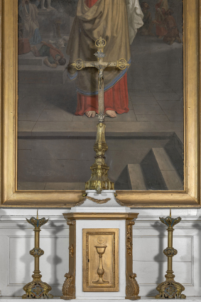 Paire de chandeliers, tabernacle et croix d'autel de la chapelle du bras sud du transept. © Région Bourgogne-Franche-Comté, Inventaire du patrimoine Paire de chandeliers, tabernacle et croix d'autel de la chapelle du bras sud du transept. © Région Bourgogne-Franche-Comté, Inventaire du patrimoine