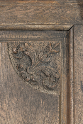 Détail : motifs floraux sculptés sur les stalles de la chapelle du bras sud du transept. © Région Bourgogne-Franche-Comté, Inventaire du patrimoine Détail : motifs floraux sculptés sur les stalles de la chapelle du bras sud du transept. © Région Bourgogne-Franche-Comté, Inventaire du patrimoine