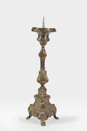 Vue d'ensemble d'un chandelier. © Région Bourgogne-Franche-Comté, Inventaire du patrimoine Vue d'ensemble d'un chandelier. © Région Bourgogne-Franche-Comté, Inventaire du patrimoine