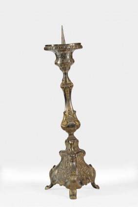 Vue d'ensemble d'un chandelier. © Région Bourgogne-Franche-Comté, Inventaire du patrimoine Vue d'ensemble d'un chandelier. © Région Bourgogne-Franche-Comté, Inventaire du patrimoine