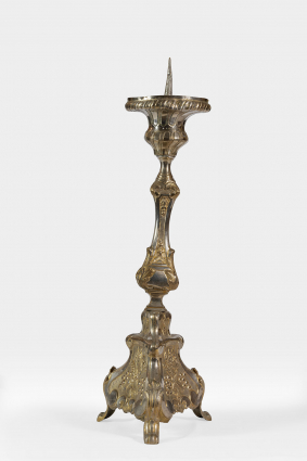Vue d'ensemble d'un chandelier. © Région Bourgogne-Franche-Comté, Inventaire du patrimoine Vue d'ensemble d'un chandelier. © Région Bourgogne-Franche-Comté, Inventaire du patrimoine