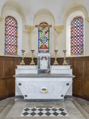 Maître-autel, stalles et verrières du chœur. © Région Bourgogne-Franche-Comté, Inventaire du patrimoine Maître-autel, stalles et verrières du chœur. © Région Bourgogne-Franche-Comté, Inventaire du patrimoine