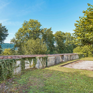 La courtine sud, vue (rapprochée) depuis la cour intérieure. © Région Bourgogne-Franche-Comté, Inventaire du patrimoine