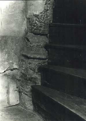 Escalier en vis (jonction entre la maison et l'aile nord du couvent). Base du noyau, 1979. © Archives municipales, Besançon Escalier en vis (jonction entre la maison et l'aile nord du couvent). Base du noyau, 1979. © Archives municipales, Besançon