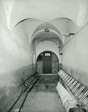 Rez-de-chaussée du bâtiment conventuel. Couloir transversal au niveau du grand escalier, 1997. © Région Bourgogne-Franche-Comté, Inventaire du patrimoine