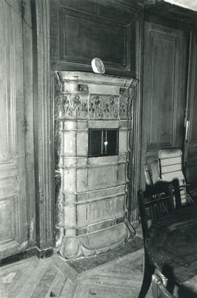 Premier étage du bâtiment conventuel. Poêle dans la salle à manger, 1997. © Région Bourgogne-Franche-Comté, Inventaire du patrimoine Premier étage du bâtiment conventuel. Poêle dans la salle à manger, 1997. © Région Bourgogne-Franche-Comté, Inventaire du patrimoine