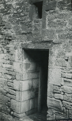 Maison du Pardessus. Porte sur la façade ouest, s.d. [vers 1955]. © Archives municipales, Besançon