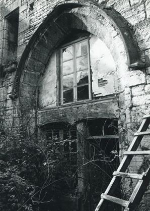 Chapelle. Baie couverte d'un arc en cintre brisé, 1990. © Archives municipales, Besançon Chapelle. Baie couverte d'un arc en cintre brisé, 1990. © Archives municipales, Besançon