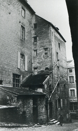 Façade nord, vue depuis le haut de la rue du Temple, s.d. [1ère moitié 20e siècle]. © Archives municipales, Besançon