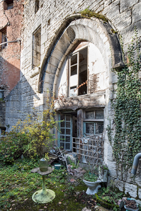 Fenêtre à arc brisé du chevet, vue de trois quarts. © Région Bourgogne-Franche-Comté, Inventaire du patrimoine