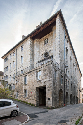 Vue detrois quarts du bâtiment sur rue (ancienne chapelle). © Région Bourgogne-Franche-Comté, Inventaire du patrimoine