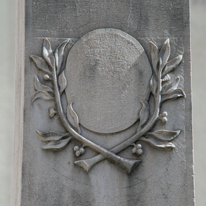 Décor sculpté (face ouest de l'obélisque). © Région Bourgogne-Franche-Comté, Inventaire du patrimoine
