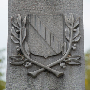Blason de la ville (face est de l'obélisque). © Région Bourgogne-Franche-Comté, Inventaire du patrimoine