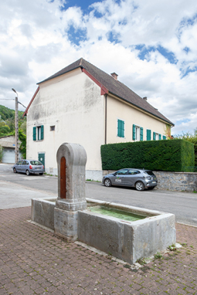 Fontaine des Prés Sainte-Marie (1834). Vue de trois quarts arrière. © Région Bourgogne-Franche-Comté, Inventaire du patrimoine