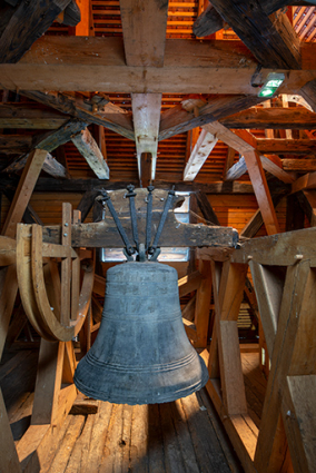 Charpente du beffroi : la cloche et son joug. © Région Bourgogne-Franche-Comté, Inventaire du patrimoine