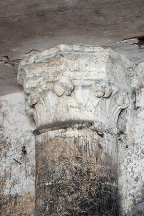 Cave du bâtiment sur rue. Chapiteau à crochets. © Région Bourgogne-Franche-Comté, Inventaire du patrimoine