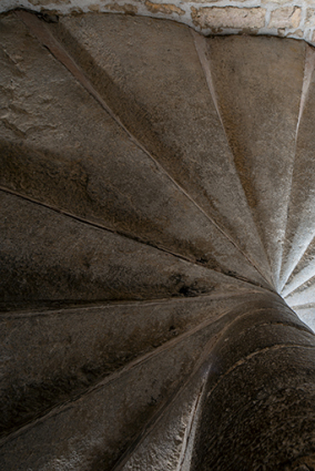 Escalier sud du bâtiment amont. Vue des volées de marche en contre-plongée. © Région Bourgogne-Franche-Comté, Inventaire du patrimoine