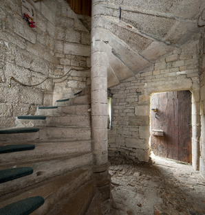 Escalier en vis situé entre la chapelle et la maison. © Région Bourgogne-Franche-Comté, Inventaire du patrimoine