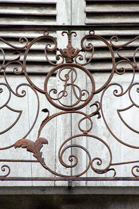 Façade antérieure. Détail de la ferronnerie du balcon (1er étage). © Région Bourgogne-Franche-Comté, Inventaire du patrimoine