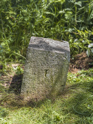 Les Rousses : borne militaire à proximité de l'ancienne Grande Redoute. © Région Bourgogne-Franche-Comté, Inventaire du patrimoine