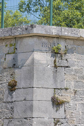 Date portée sur le rempart au front nord ouest. © Région Bourgogne-Franche-Comté, Inventaire du patrimoine