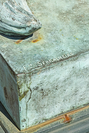 Signature au pied du lion. © Région Bourgogne-Franche-Comté, Inventaire du patrimoine