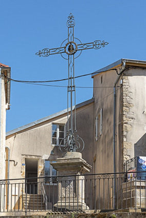 Croix monumentale de la place de la République. © Région Bourgogne-Franche-Comté, Inventaire du patrimoine Croix monumentale de la place de la République. © Région Bourgogne-Franche-Comté, Inventaire du patrimoine