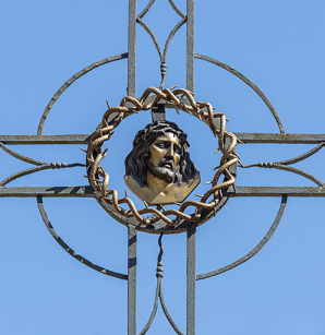 Croix monumentale de la place de la République, détail du visage du Christ. © Région Bourgogne-Franche-Comté, Inventaire du patrimoine