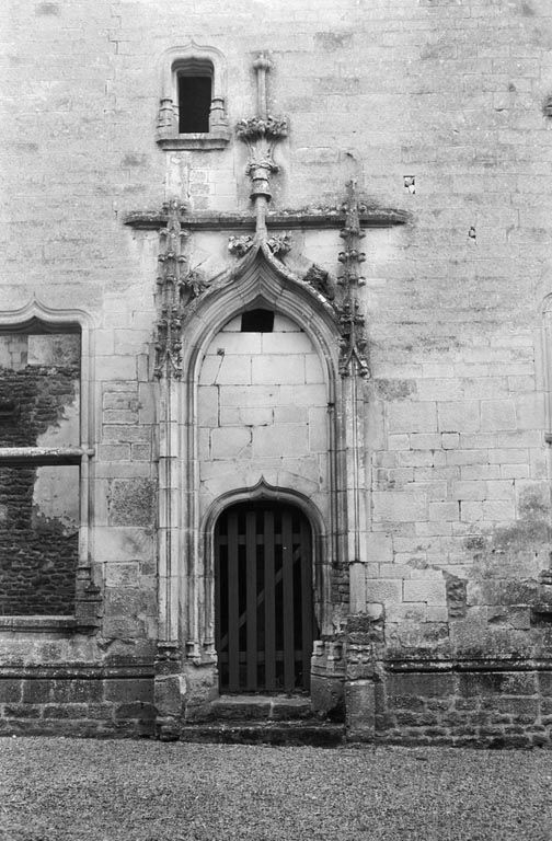  château fort © Michel Thierry / Région Bourgogne-Franche-Comté, Inventaire du patrimoine - 1969