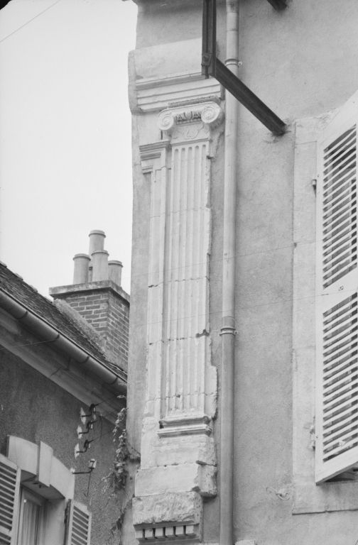 Décor de la faççade, partie supérieure. © Michel Rosso / Région Bourgogne-Franche-Comté, Inventaire du patrimoine - 1970