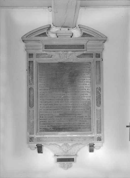 Plaque de fondation de l'ancien hospice Saint-Nicolas. © Michel Rosso / Région Bourgogne-Franche-Comté, Inventaire du patrimoine - 1971