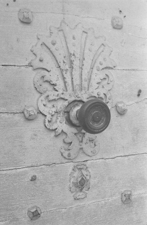 Porte d'entrée, détail de la poignée. © Michel Rosso / Région Bourgogne-Franche-Comté, Inventaire du patrimoine - 1971