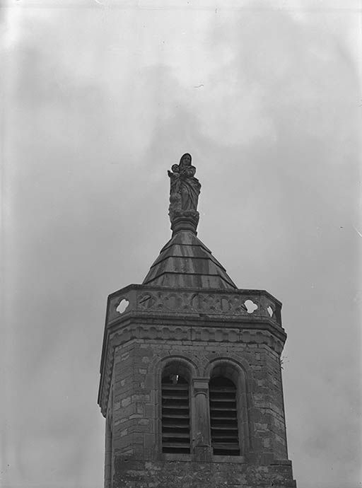 Vue de la statue Vierge à l'enfant dite Notre Dame des Victoires. © Michel Rosso / Région Bourgogne-Franche-Comté, Inventaire du patrimoine - 1972