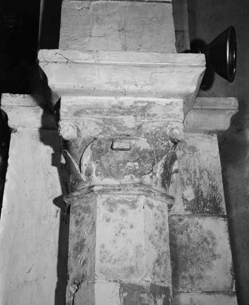 Chapiteaux de l'arc triomphal gauche. © non renseigné / Région Bourgogne-Franche-Comté, Inventaire du patrimoine - 1972