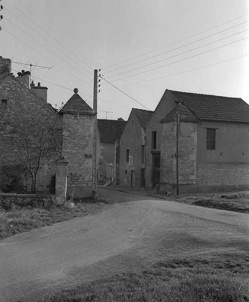 fortification d'agglomération © Odile Cortet / Région Bourgogne-Franche-Comté, Inventaire du patrimoine - 1972  fortification d'agglomération © Odile Cortet / Région Bourgogne-Franche-Comté, Inventaire du patrimoine - 1972