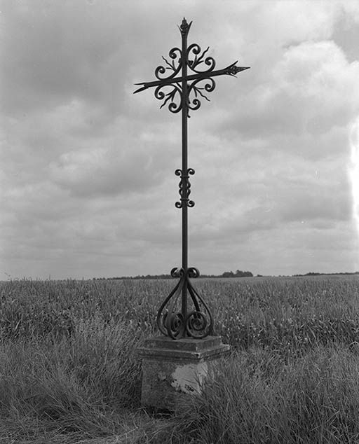  croix de chemin © Michel Thierry / Région Bourgogne-Franche-Comté, Inventaire du patrimoine - 1974