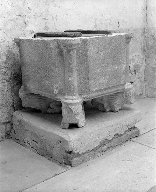 fonts baptismaux © Claudine Hugonnet-Berger / Région Bourgogne-Franche-Comté, Inventaire du patrimoine - 1974