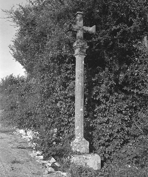  croix de chemin © Michel Thierry / Région Bourgogne-Franche-Comté, Inventaire du patrimoine - 1974