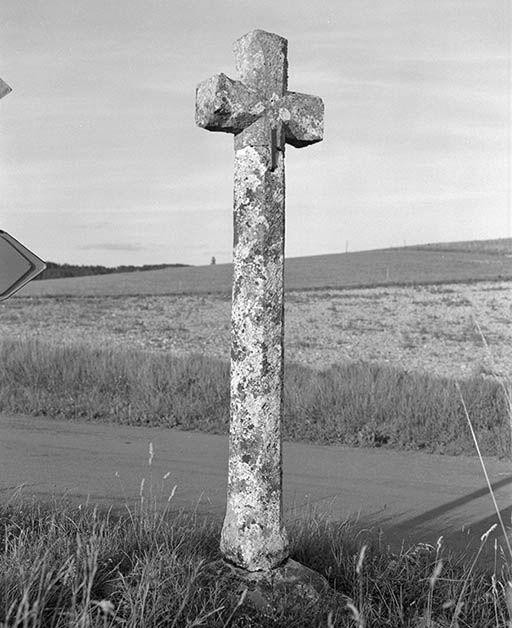  croix de chemin © Michel Thierry / Région Bourgogne-Franche-Comté, Inventaire du patrimoine - 1974