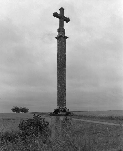 croix de chemin © Michel Thierry / Région Bourgogne-Franche-Comté, Inventaire du patrimoine - 1974 croix de chemin © Michel Thierry / Région Bourgogne-Franche-Comté, Inventaire du patrimoine - 1974