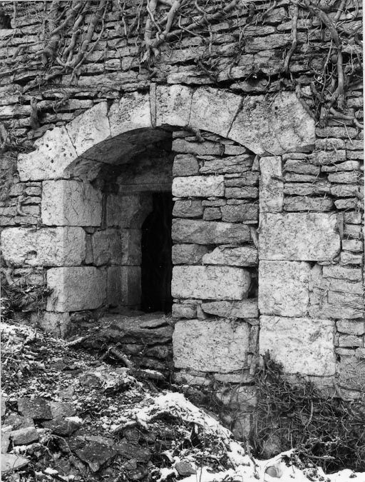 Chapelle, porte du mur ouest, en 1975. © Michel Thierry / Région Bourgogne-Franche-Comté, Inventaire du patrimoine - 1975