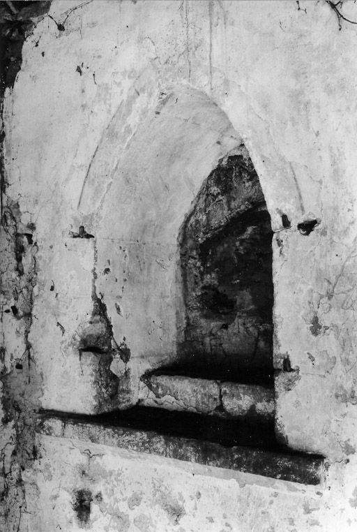 Chapelle, niche du mur ouest, en 1975. © Michel Thierry / Région Bourgogne-Franche-Comté, Inventaire du patrimoine - 1975